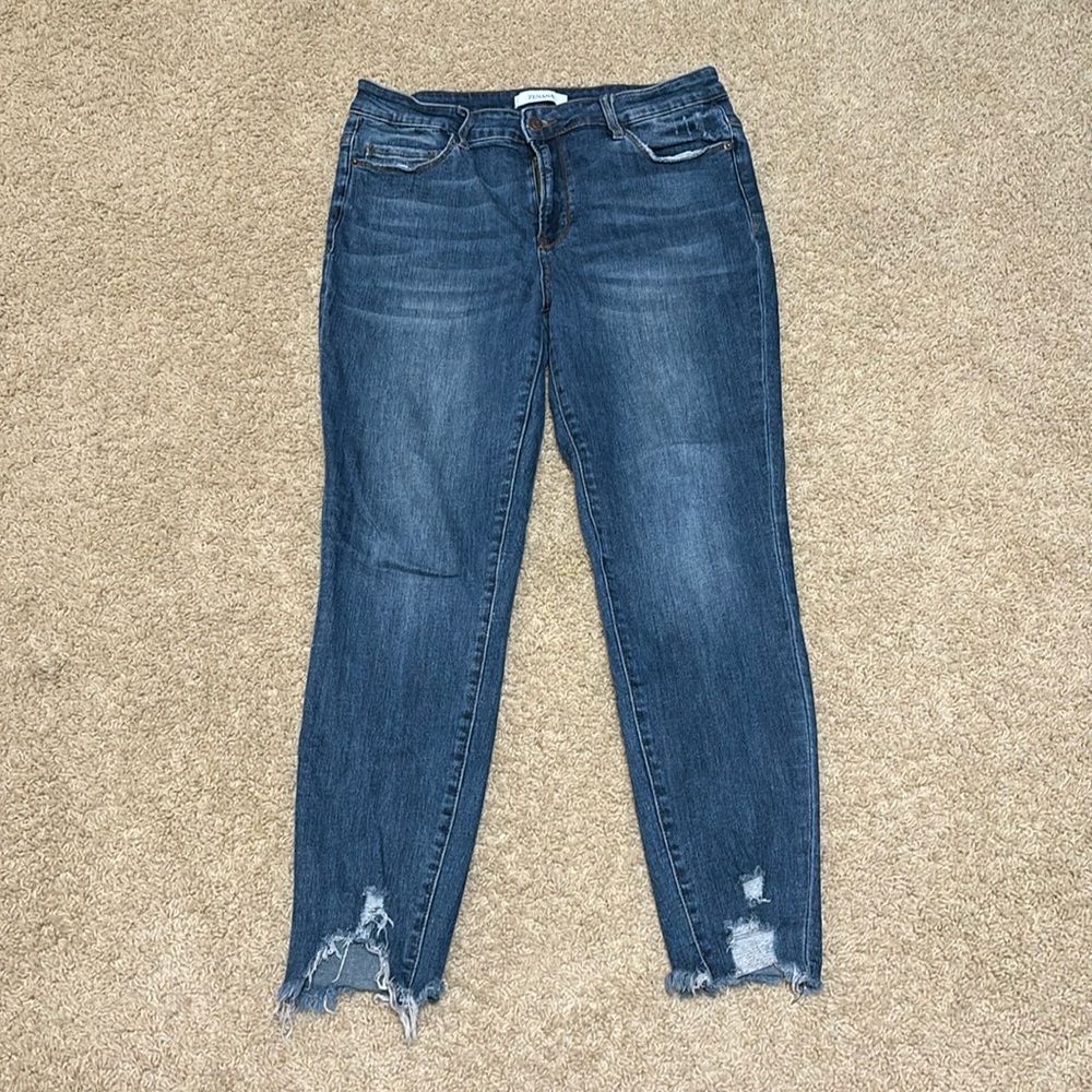EUC Zenana skinny & stretchy women’s jeans. Raw hem on ankle. Size 31. Dark wash